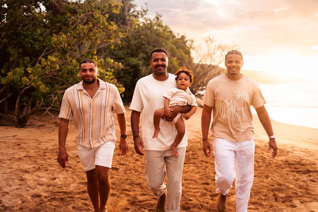 Famille sur la plage de Clugny à Sainte-Rose en Guadeloupe