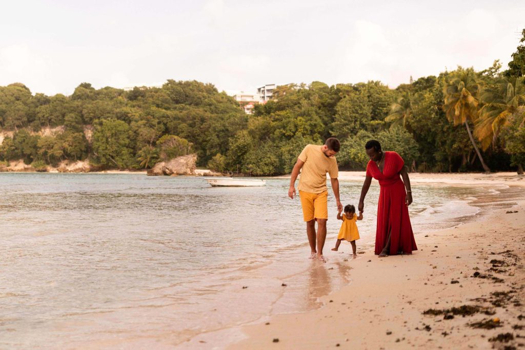Séance photo famille sur la plage de Petit-Havre en Guadeloupe