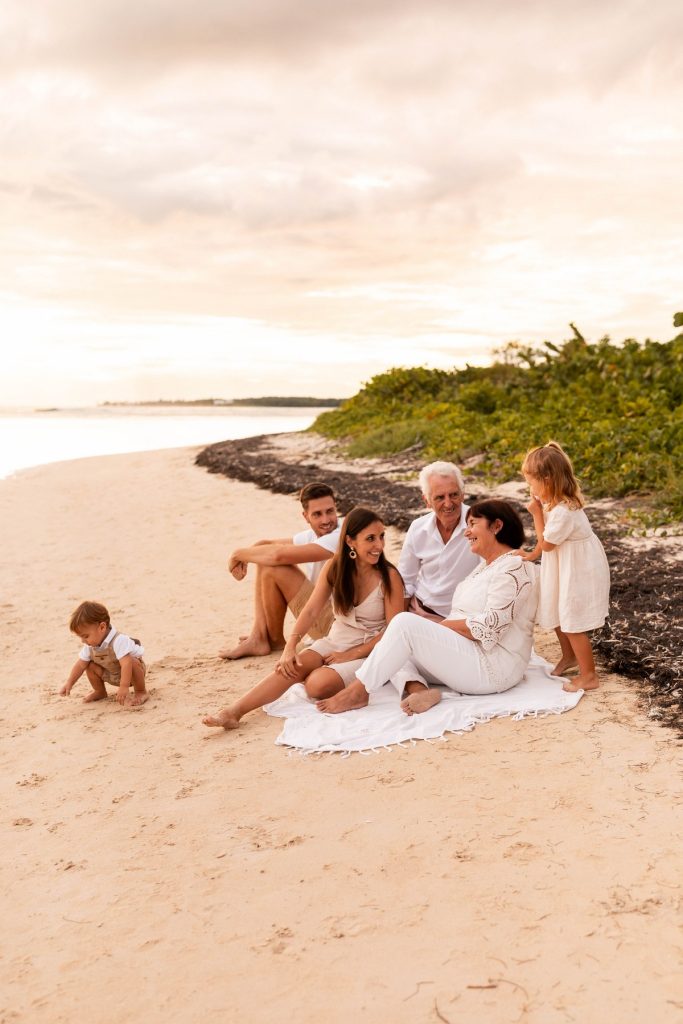 Famille au coucher du soleil sur la plage de Bois-Jolan en Guadeloupe