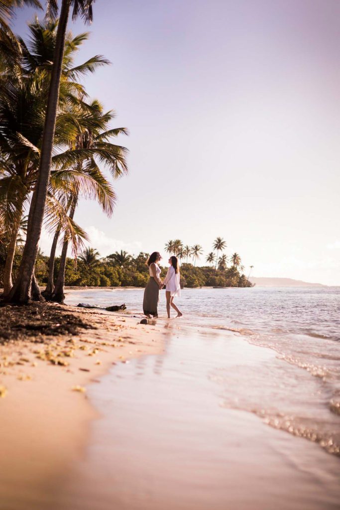 Famille au coucher du soleil sur la plage de Bois-Jolan en Guadeloupe