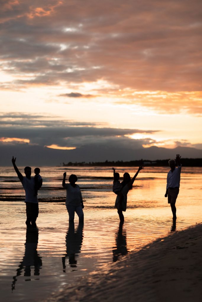 Famille au coucher du soleil sur la plage de Bois-Jolan en Guadeloupe