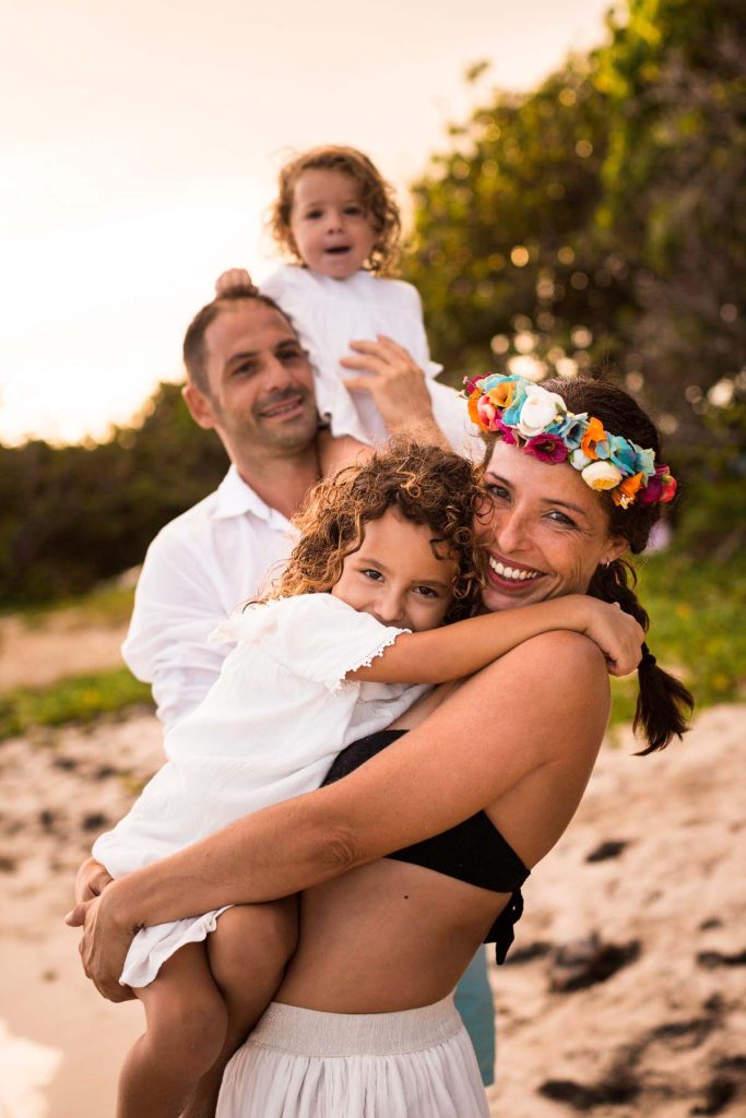 Famille au coucher du soleil sur la plage de Bois-Jolan en Guadeloupe