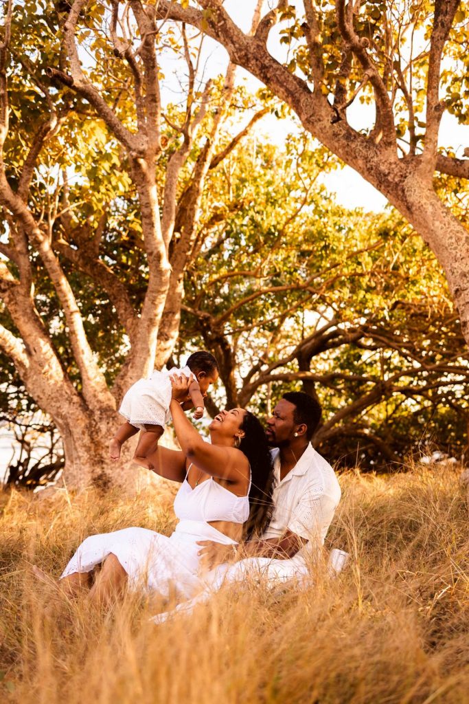 Famille au coucher du soleil sur la plage de Bois-Jolan en Guadeloupe