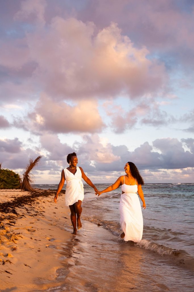 Famille au coucher du soleil sur la plage de Bois-Jolan en Guadeloupe
