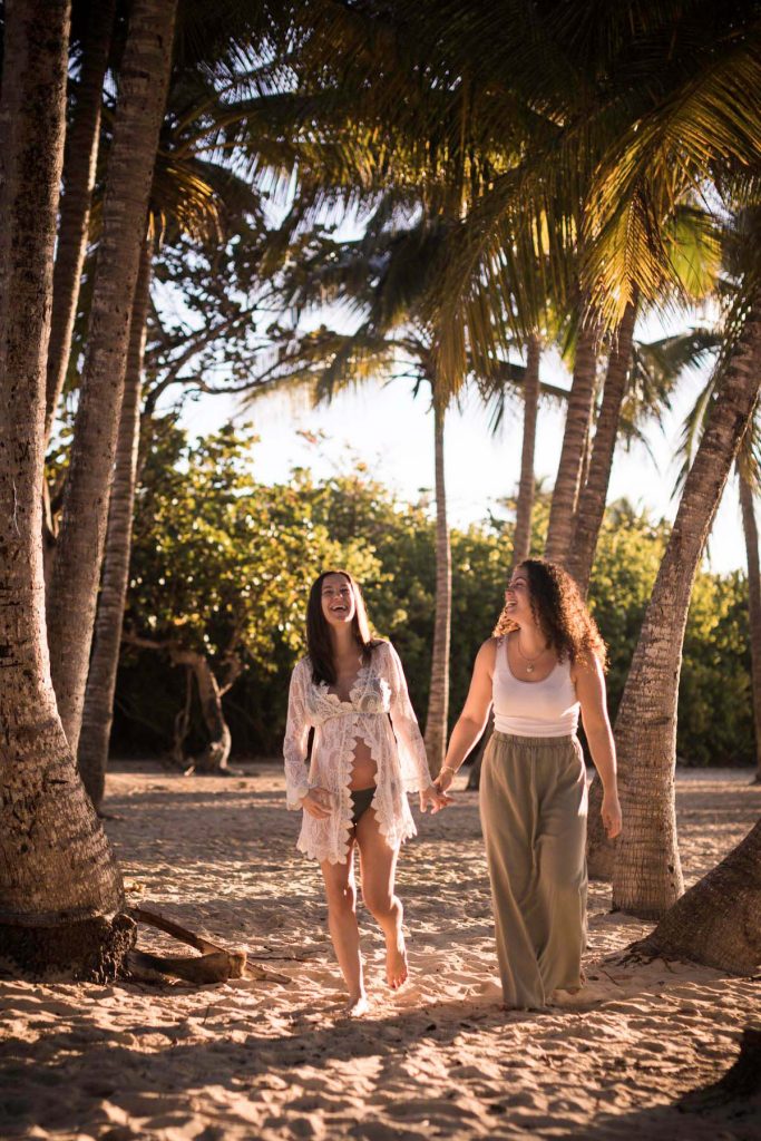 Famille au coucher du soleil sur la plage de Bois-Jolan en Guadeloupe