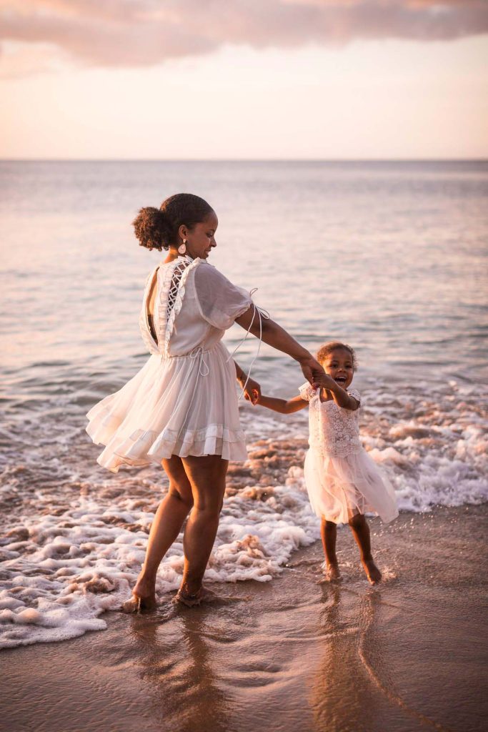 Famille au bord de la mer à Sainte-Rose en Guadeloupe