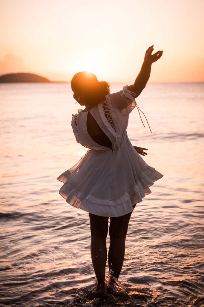 Femme enceinte qui danse au bord de la mer à Sainte-Rose en Guadeloupe