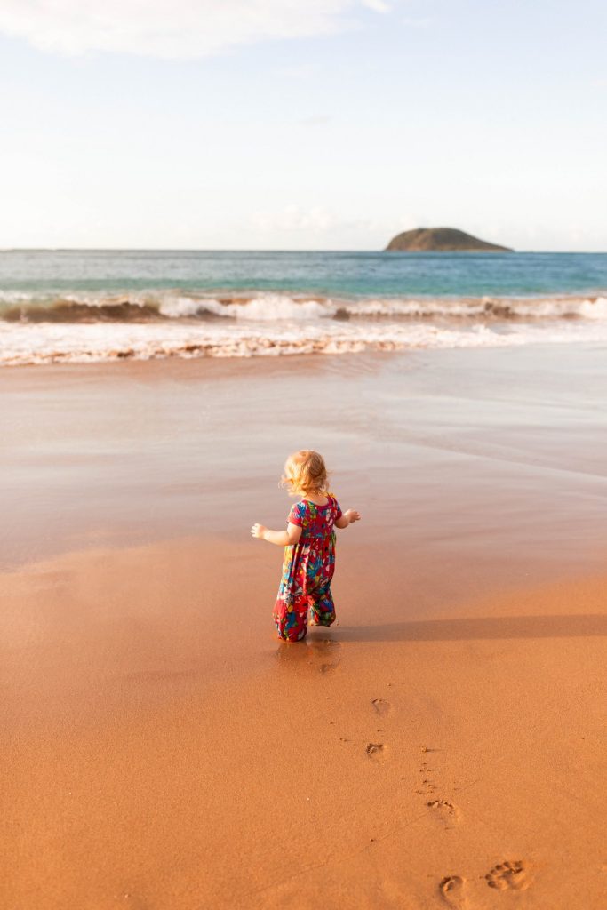 Enfant sur la plage de la Perle en Guadeloupe