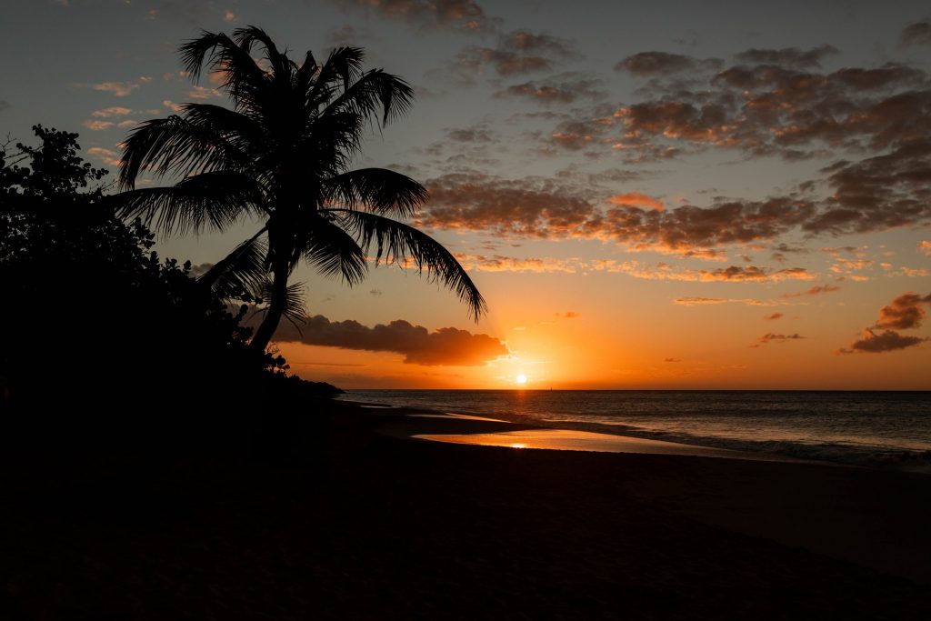Coucher de soleil sur la plage de la Perle en Guadeloupe