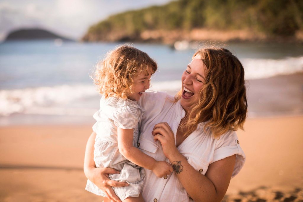 Famille sur la plage de la Perle en Guadeloupe