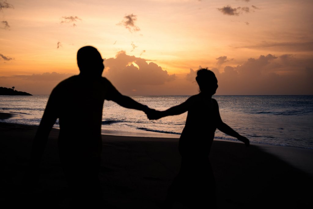 Couple sur la plage de la Perle en Guadeloupe
