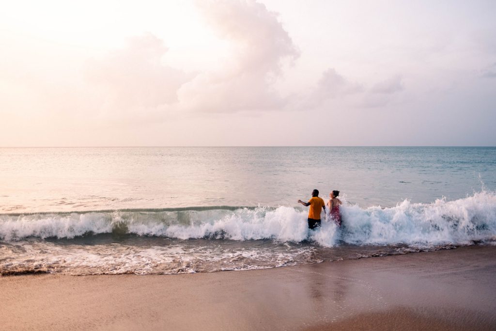 Couple sur la plage de la Perle en Guadeloupe