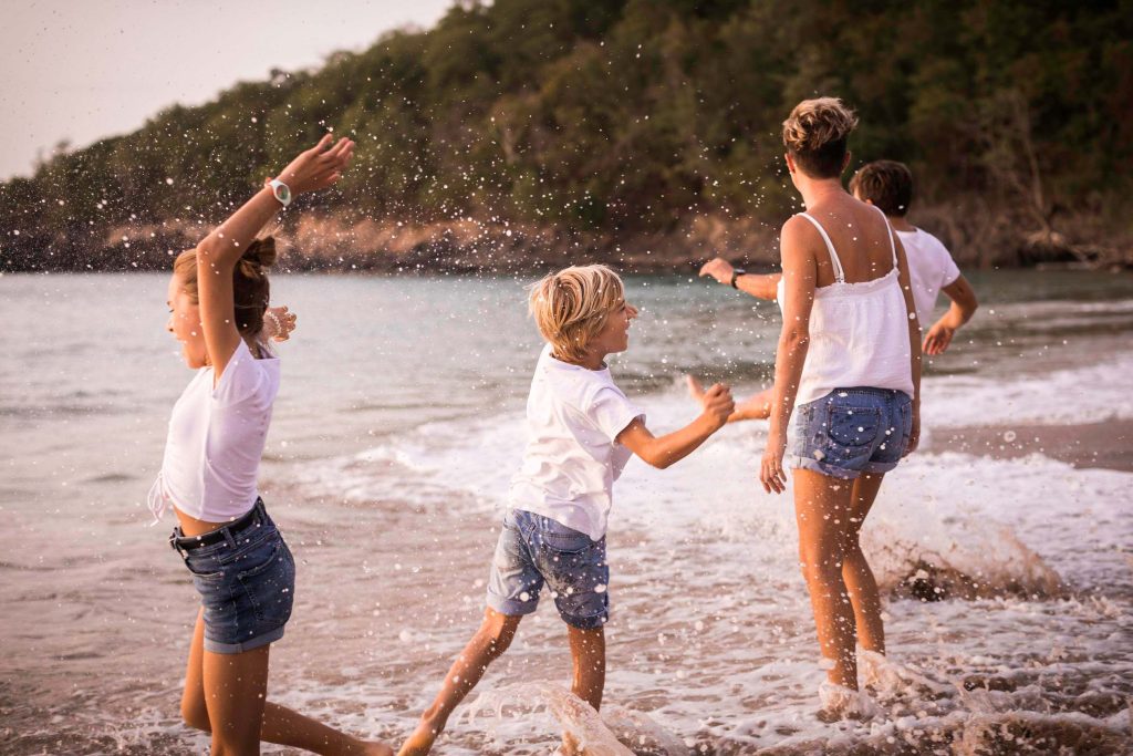 Famille sur la plage de la Perle en Guadeloupe
