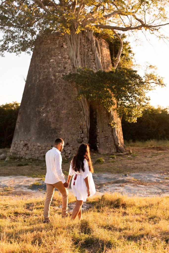 Couple près d'un moulin en Guadeloupe