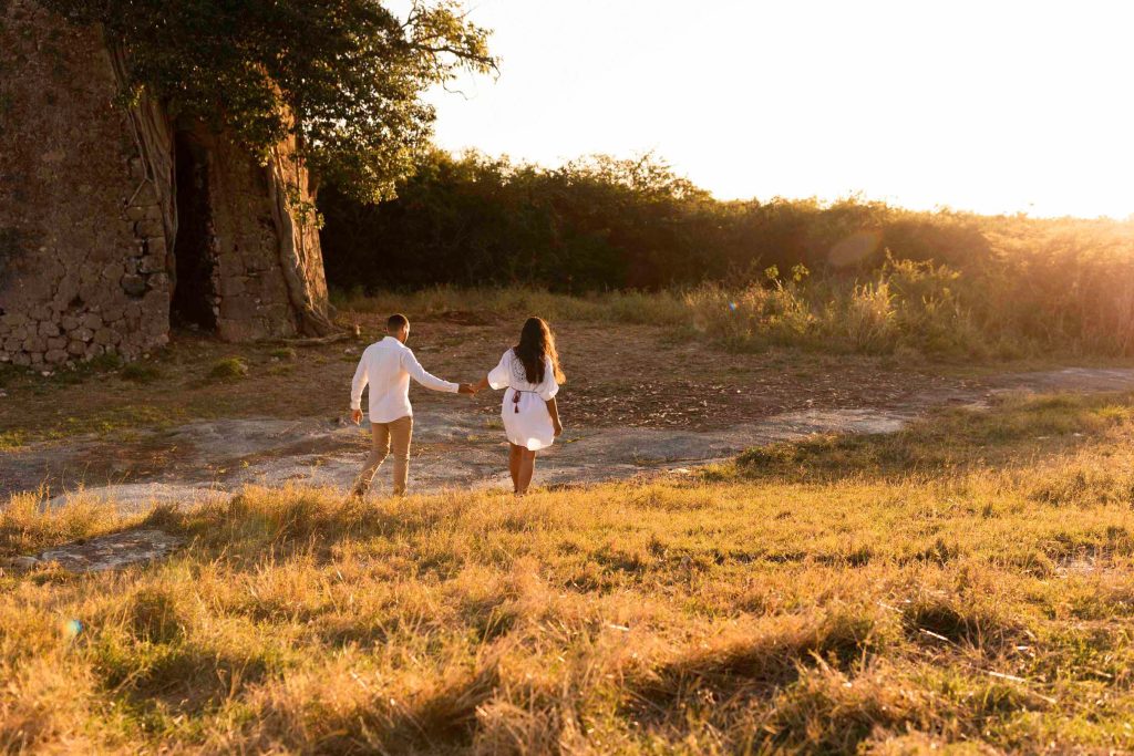 Couple près d'un moulin en Guadeloupe