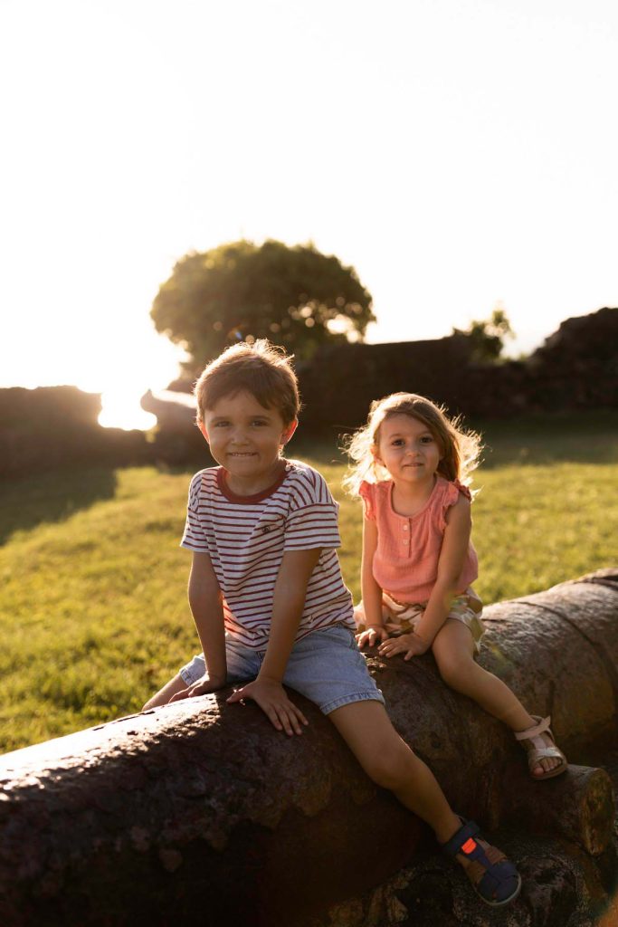 Famille au phare de Vieux-Fort en Guadeloupe