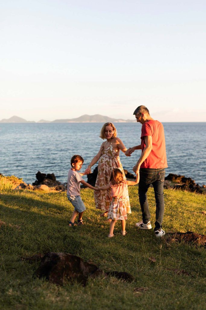 Famille au phare de Vieux-Fort en Guadeloupe