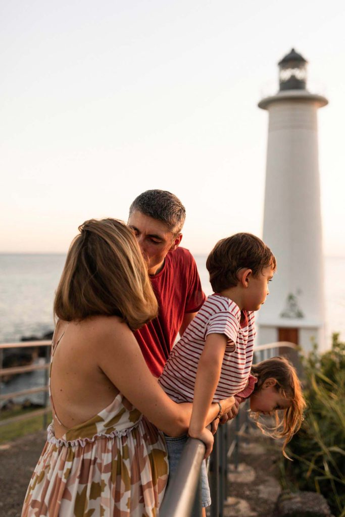 Famille au phare de Vieux-Fort en Guadeloupe