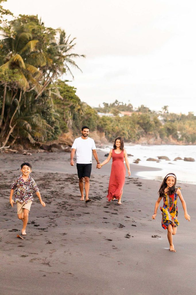 Famille sur la plage de Trois-Rivières en Guadeloupe