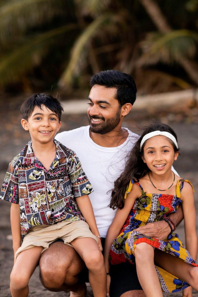 Famille sur la plage de Trois-Rivières en Guadeloupe