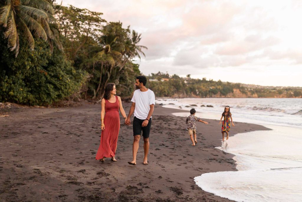Famille sur la plage de Trois-Rivières en Guadeloupe