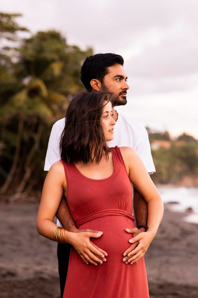 Famille sur la plage de Trois-Rivières en Guadeloupe