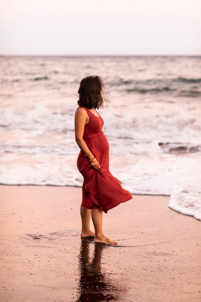 Femme enceinte sur la plage de Trois-Rivières en Guadeloupe