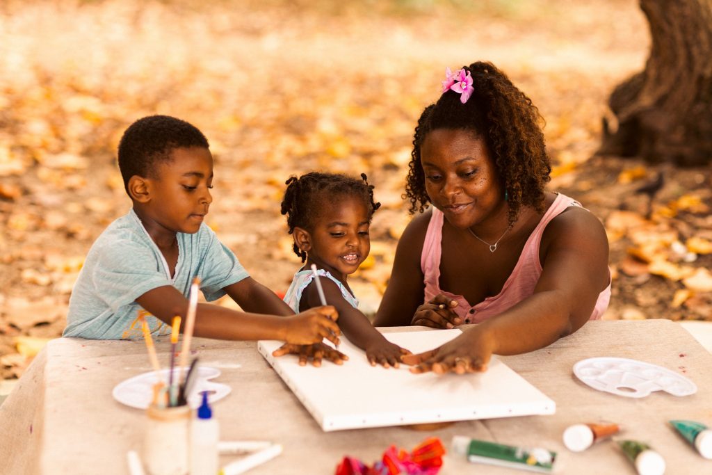 photos atelier créatif maman et enfants sur la plage en Guadeloupe