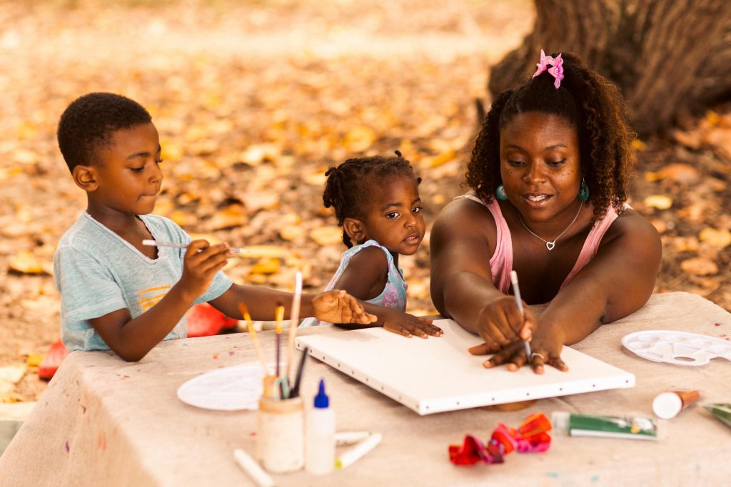 photos atelier créatif maman et enfants sur la plage en Guadeloupe