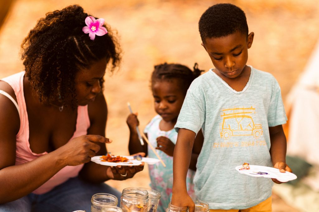 photos atelier créatif maman et enfants sur la plage en Guadeloupe