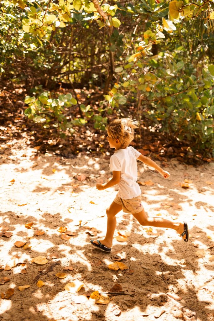 photos maman et enfants sur la plage en Guadeloupe