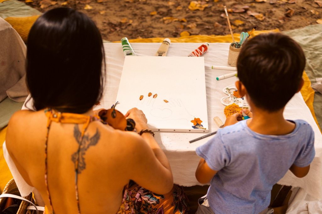 photos atelier créatif maman et enfants sur la plage en Guadeloupe