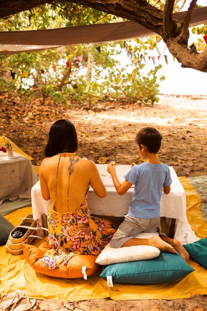 photos maman et enfants sur la plage en Guadeloupe