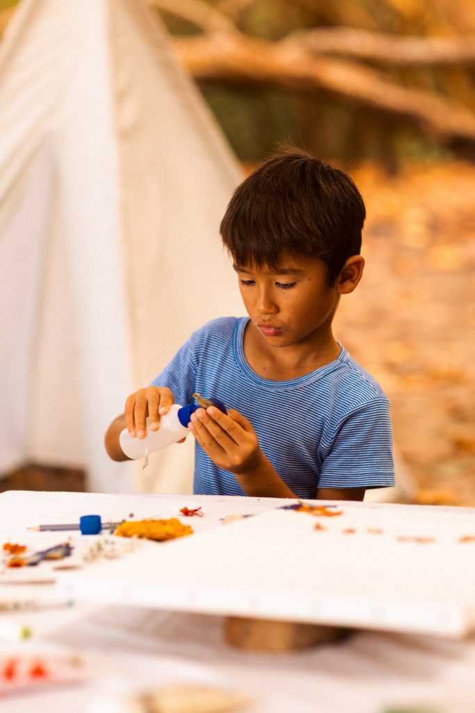 photos atelier créatif maman et enfants sur la plage en Guadeloupe