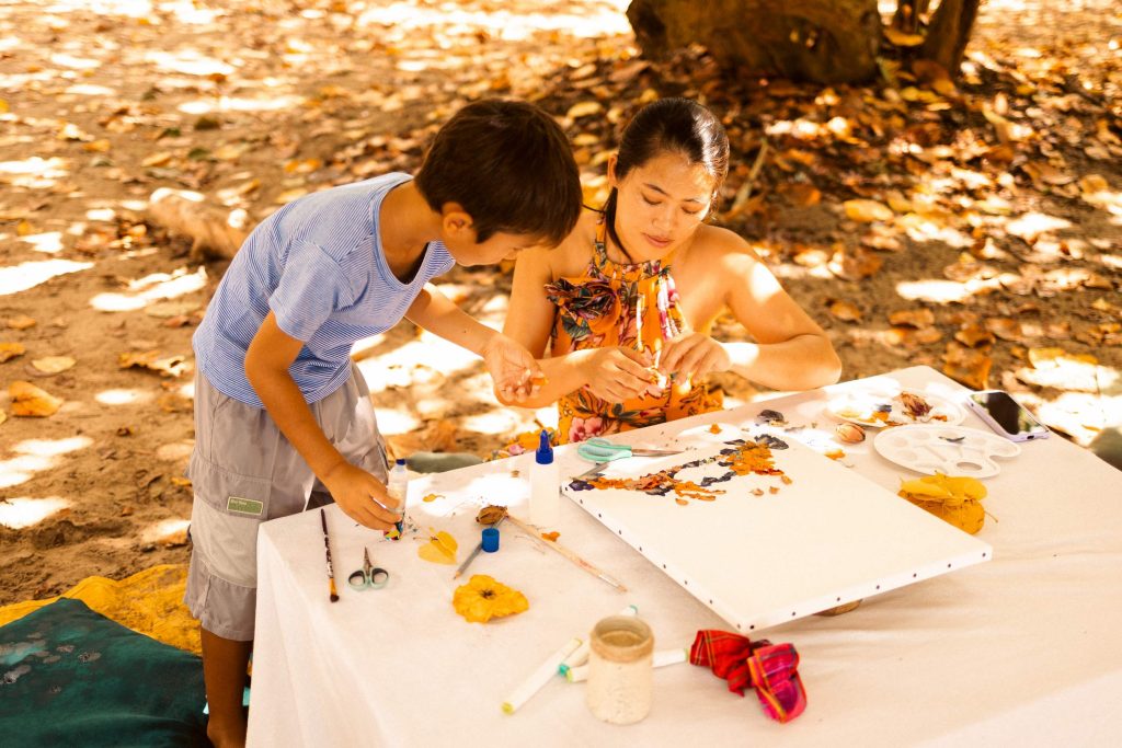 photos atelier créatif maman et enfants sur la plage en Guadeloupe