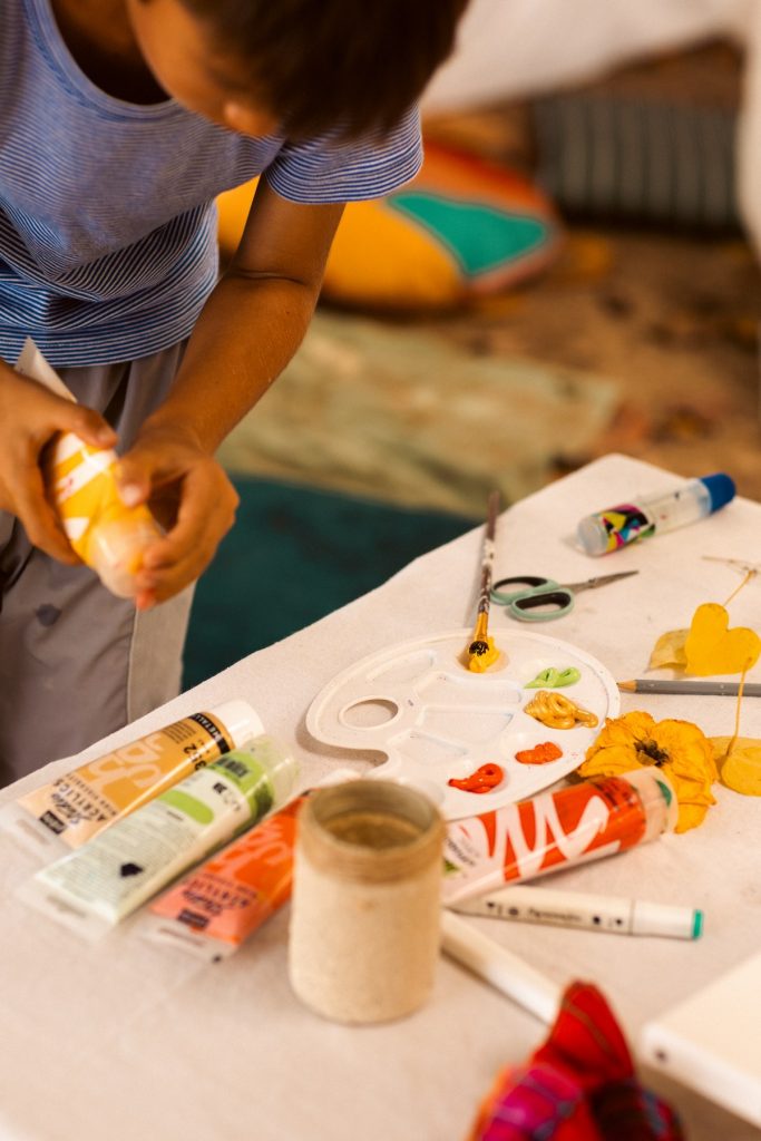 photos atelier créatif maman et enfants sur la plage en Guadeloupe