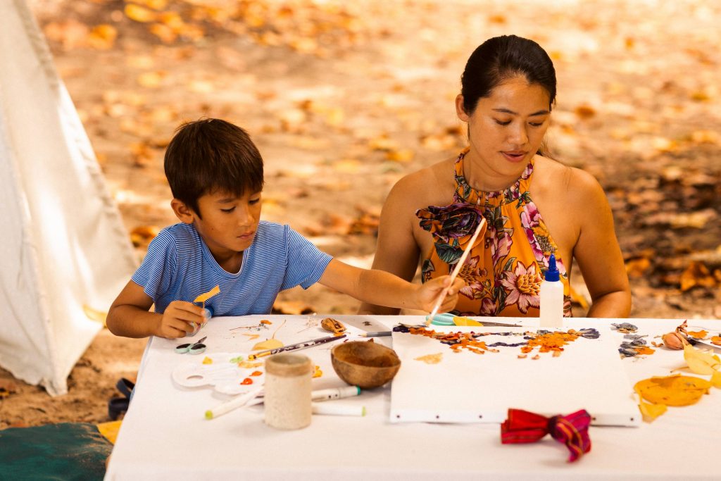 photos atelier créatif maman et enfants sur la plage en Guadeloupe