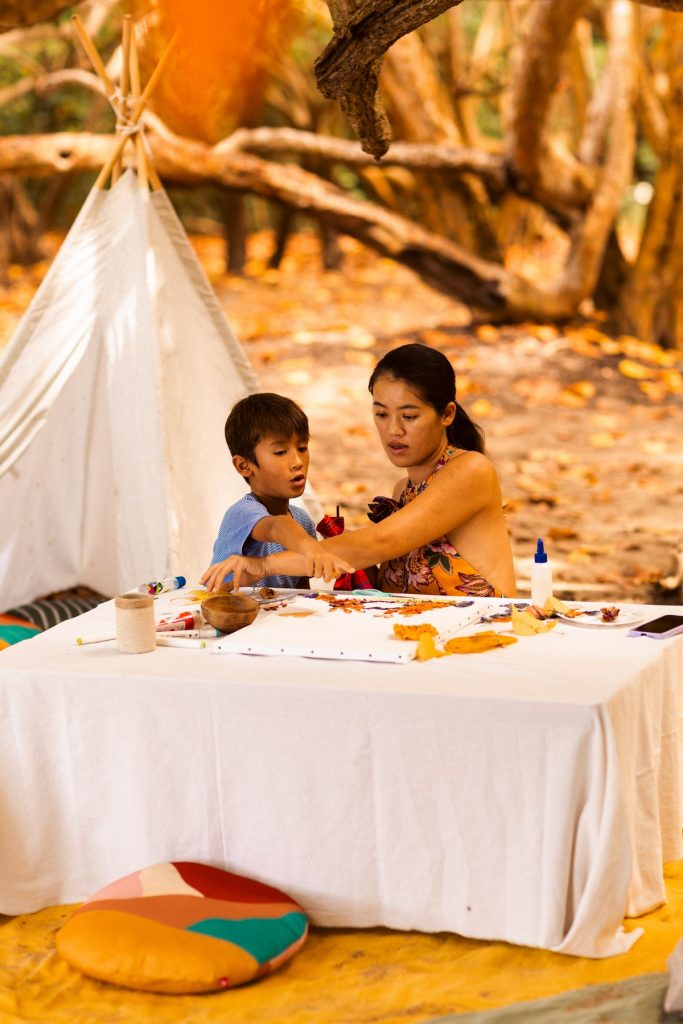 photos atelier créatif maman et enfants sur la plage en Guadeloupe