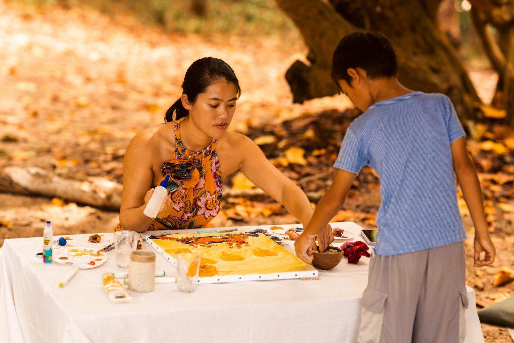 photos atelier créatif maman et enfants sur la plage en Guadeloupe