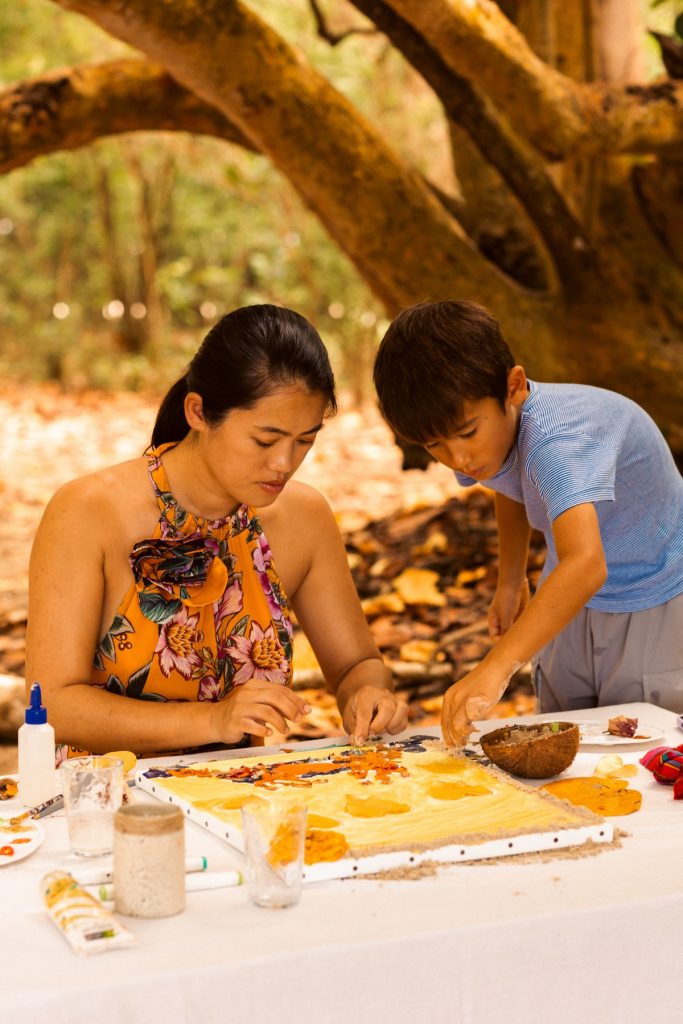 photos atelier créatif maman et enfants sur la plage en Guadeloupe