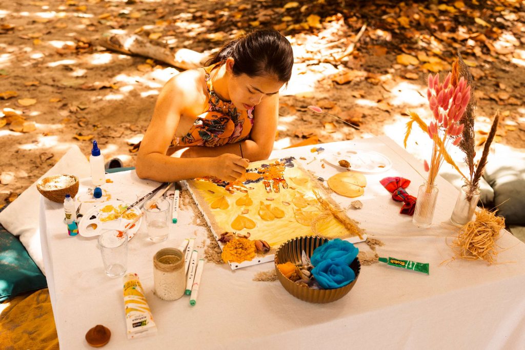 photos atelier créatif maman et enfants sur la plage en Guadeloupe