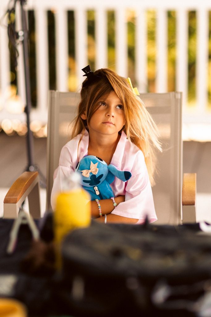 Préparatifs de mariage intimiste en Guadeloupe, coiffure enfant
