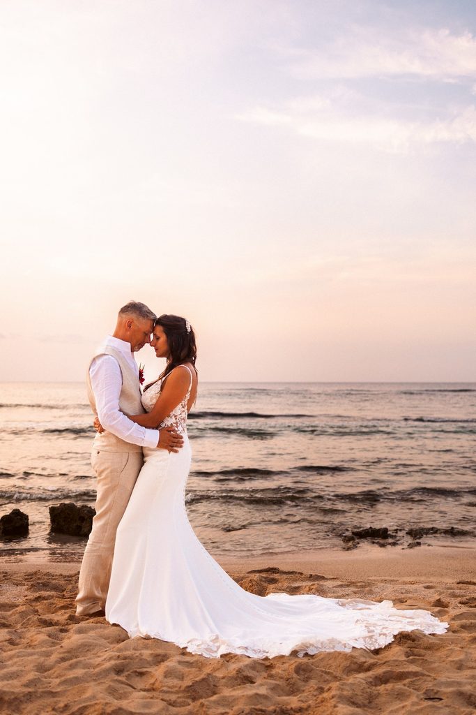 Mariage intimiste en Guadeloupe, séance photo sur la plage