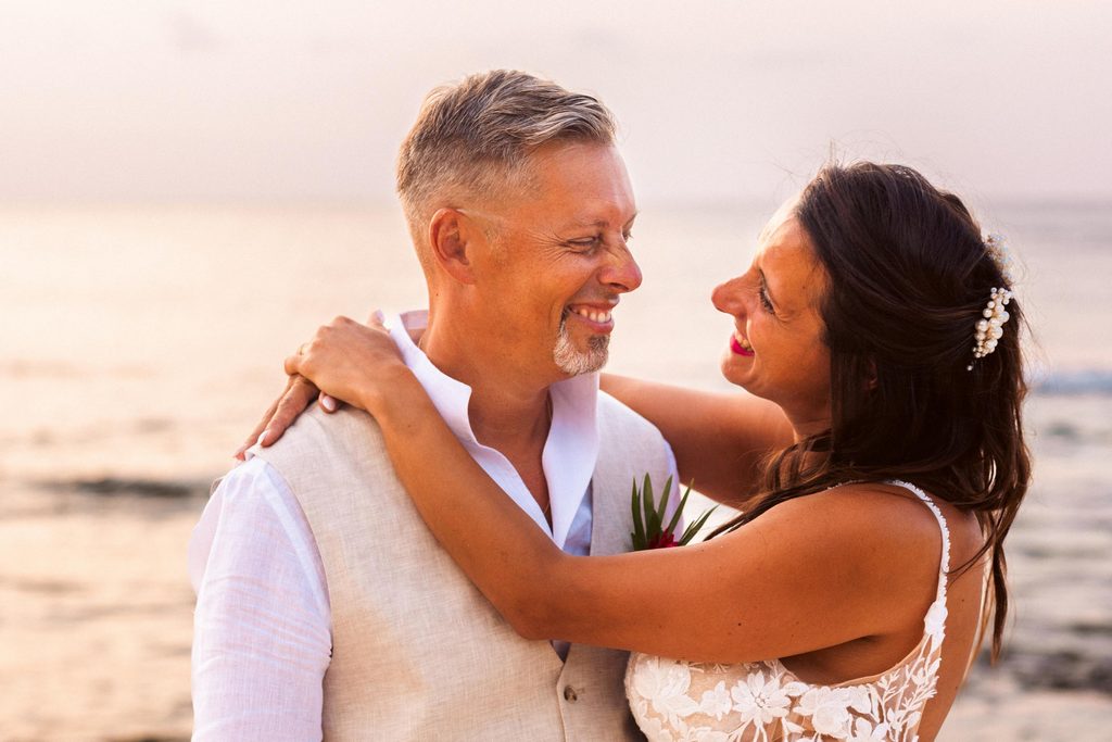 Photographe mariage intimiste Guadeloupe : mariés sur la plage au coucher du soleil