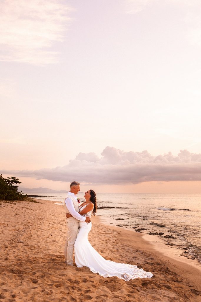 Mariage intimiste en Guadeloupe, séance photo sur la plage