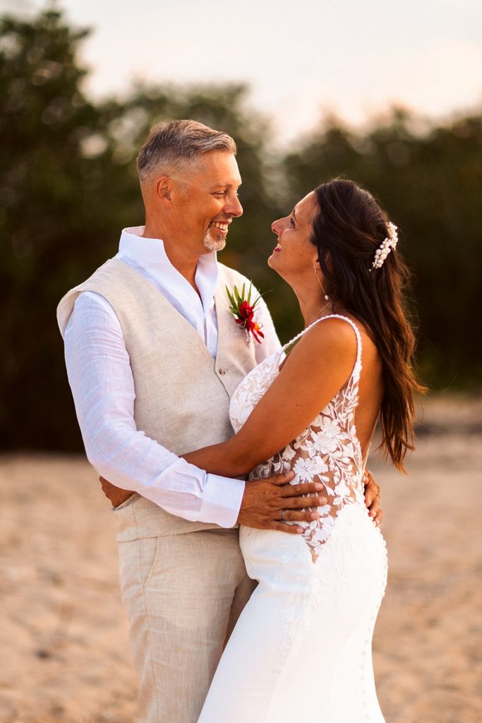 Mariage intimiste en Guadeloupe, séance photo sur la plage