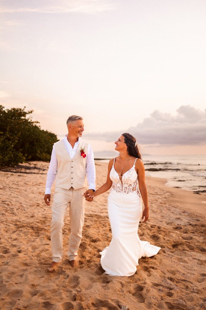 Mariage intimiste en Guadeloupe, séance photo sur la plage