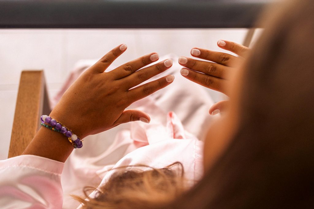 Préparatifs de mariage intimiste en Guadeloupe, coiffure enfant