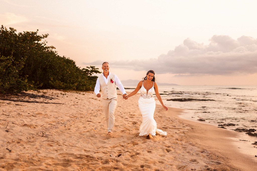 Mariage intimiste en Guadeloupe, séance photo sur la plage