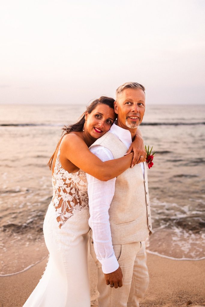 Mariage intimiste en Guadeloupe, séance photo sur la plage
